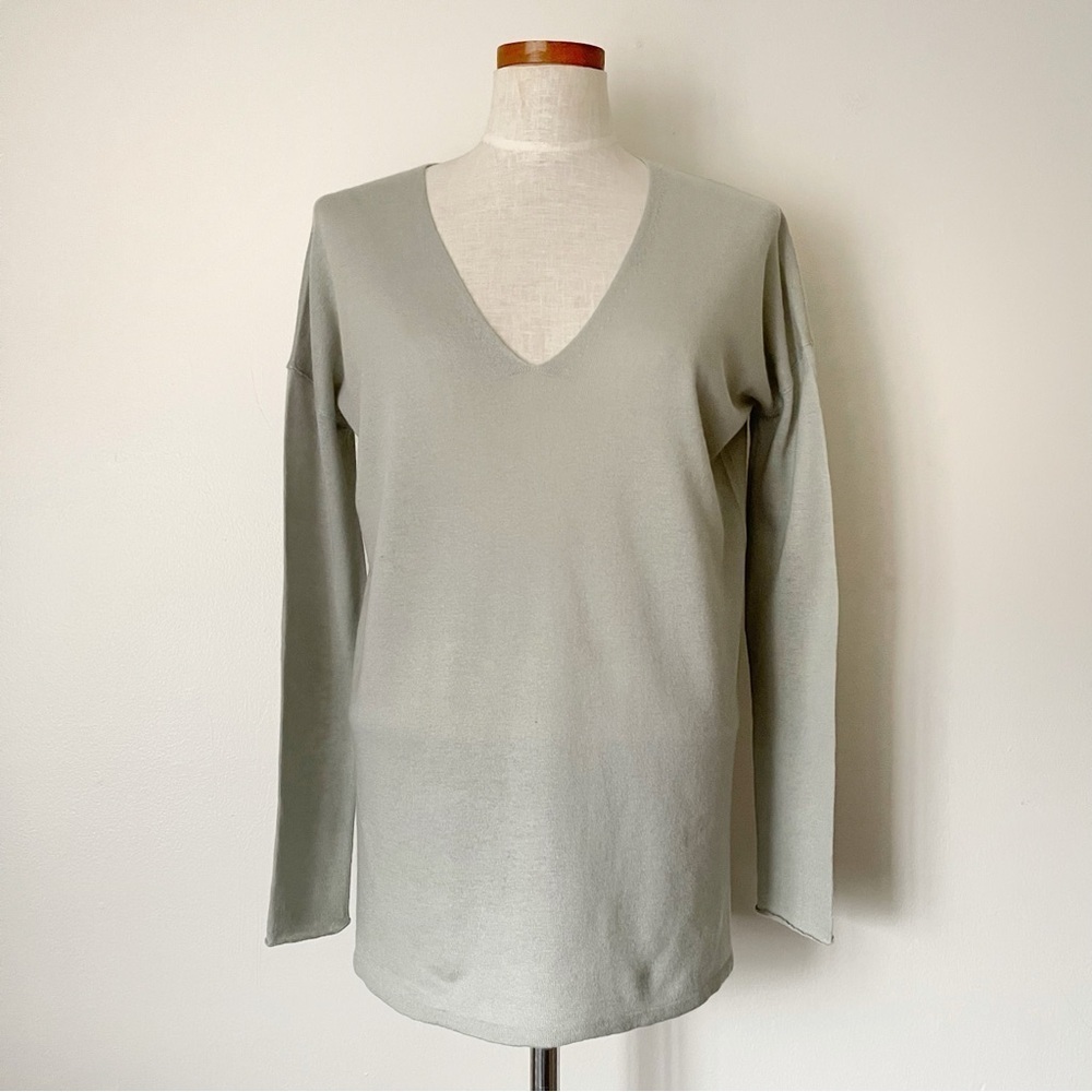 New Babaton Sage Green vneck sweater with Linen blend size Small